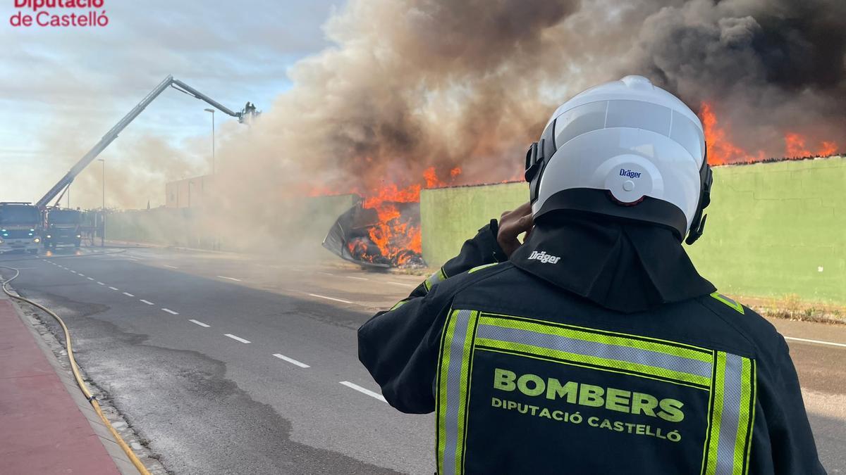 Desalojan un polígono por un incendio en una nave industrial en la localidad de Almassora en Castellón