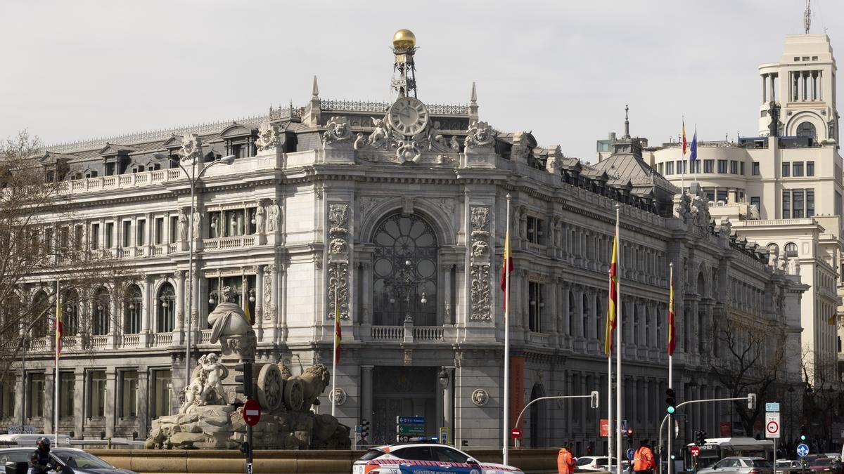 Cielo soleado que no empañan las nubes en Madrid antes de un fin de semana caluroso