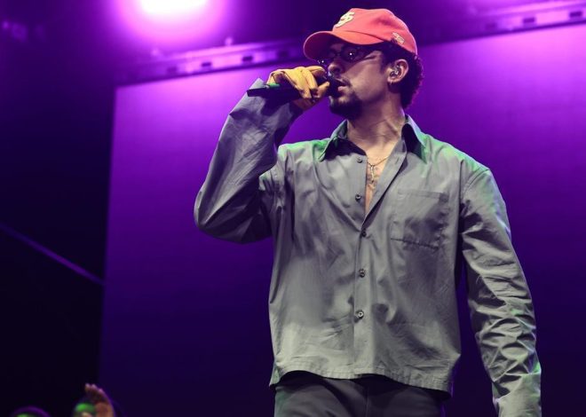 Bad Bunny anticipa dos posibles conciertos en España colocando dos sillas de plástico en Madrid y Barcelona