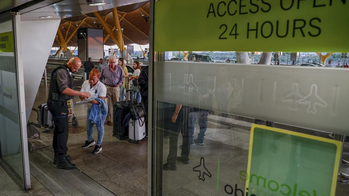 El Defensor del Pueblo cuestiona a Aena por el «fundamento jurídico» que sostiene sus restricciones de acceso a Barajas