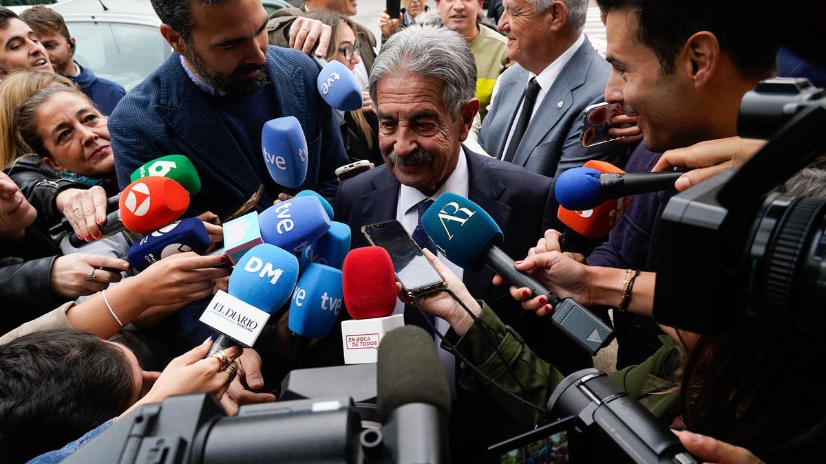 El rey emérito planta la conciliación y Revilla le lanza un mensaje desde el juzgado: «Tiene que repatriar todo el dinero»