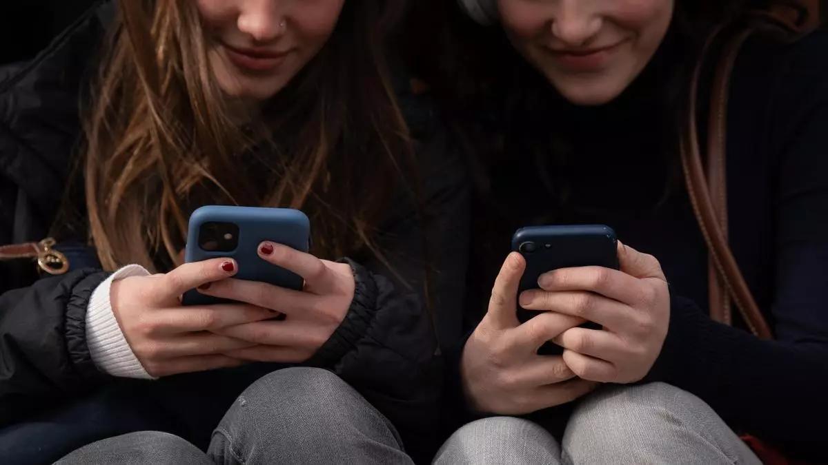 Salud mental, menores y redes sociales: “Es como una ruleta, no sabes qué le va a tocar a tu hijo”