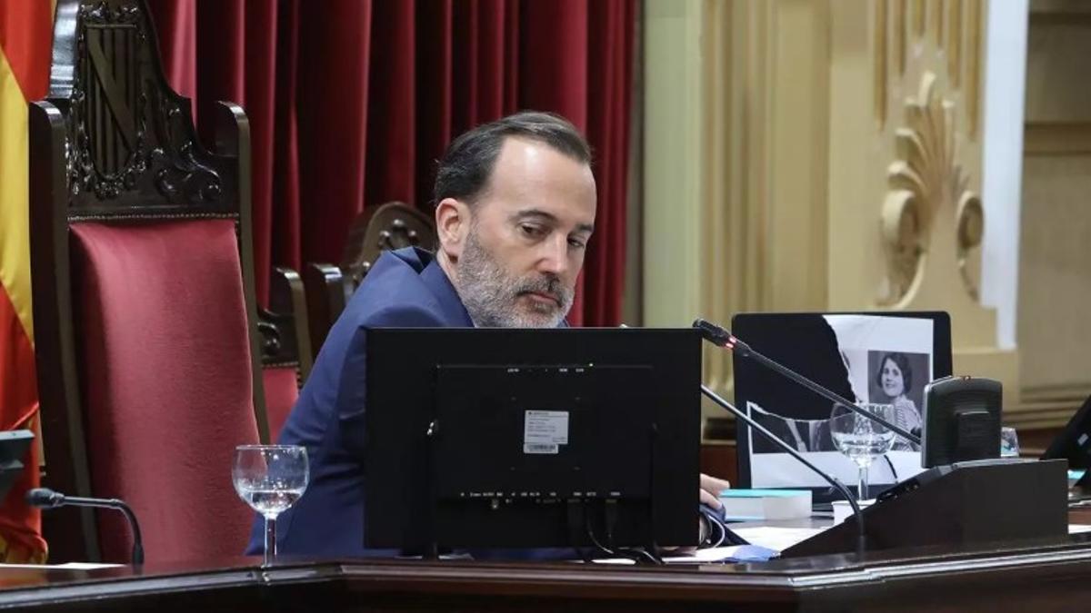 El Constitucional admite el recurso de las diputadas expulsadas por Le Senne tras romper la foto de las víctimas de Franco