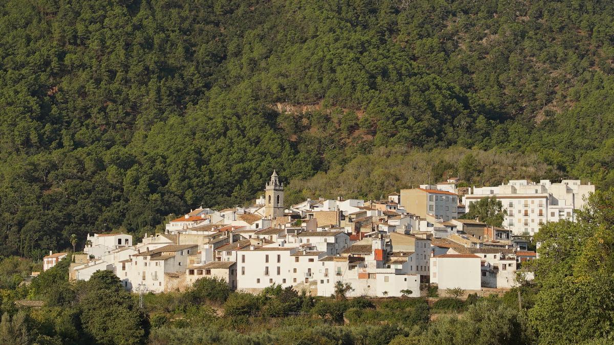 El pequeño pueblo que guarda un castillo árabe en ruinas y esconde uno de los paisajes más bonitos de la Sierra de Espadán