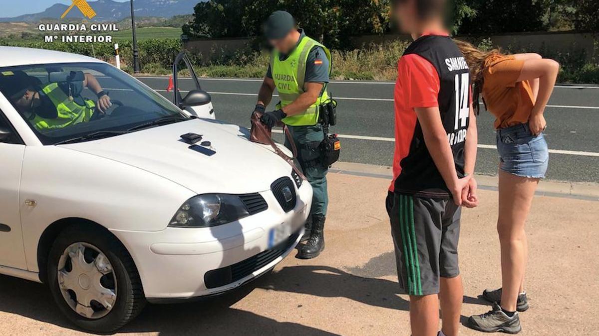 Interior ajusta la ley para que no sea multado el consumo de drogas dentro de un coche estacionado