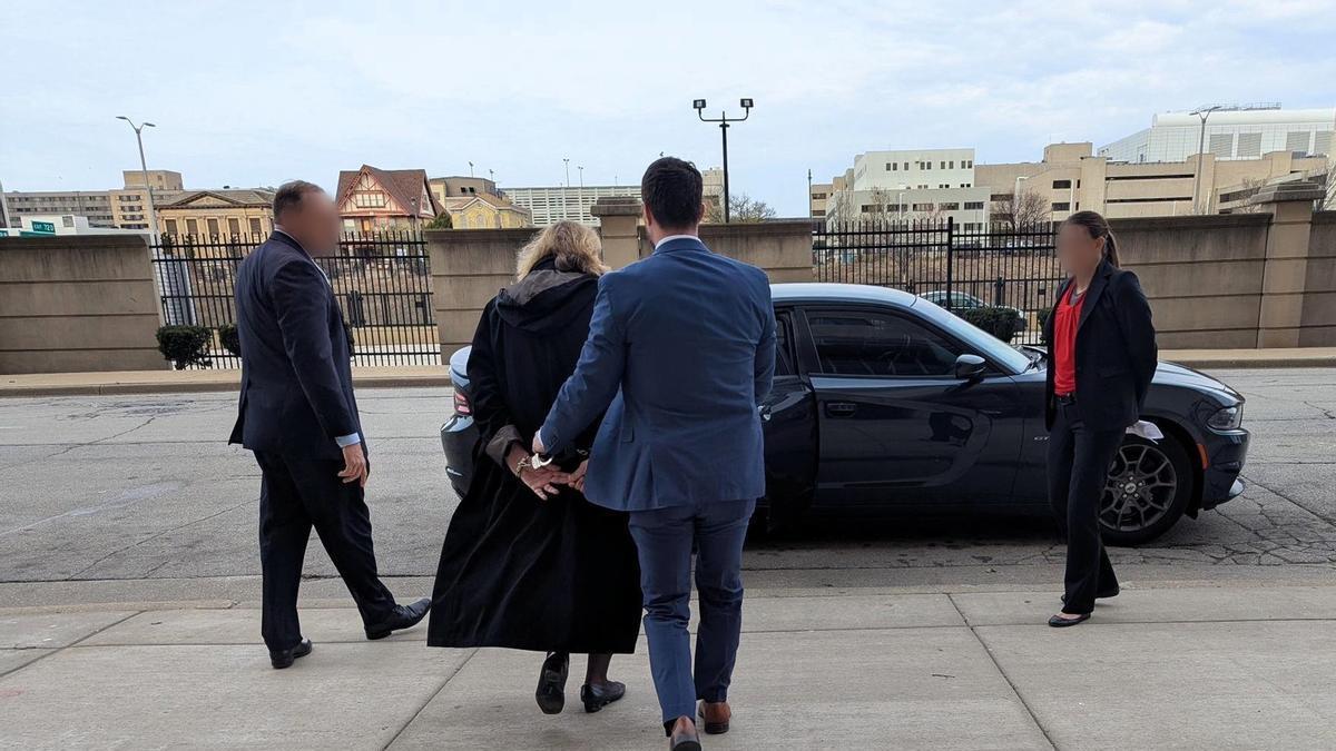 Imputan a la jueza detenida en Wisconsin por «obstruir» la detención de un migrante