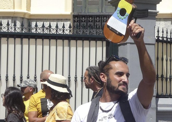 Miles de manifestantes vuelven a las calles por un nuevo modelo turístico en Canarias y para poner límites a la destrucción del territorio