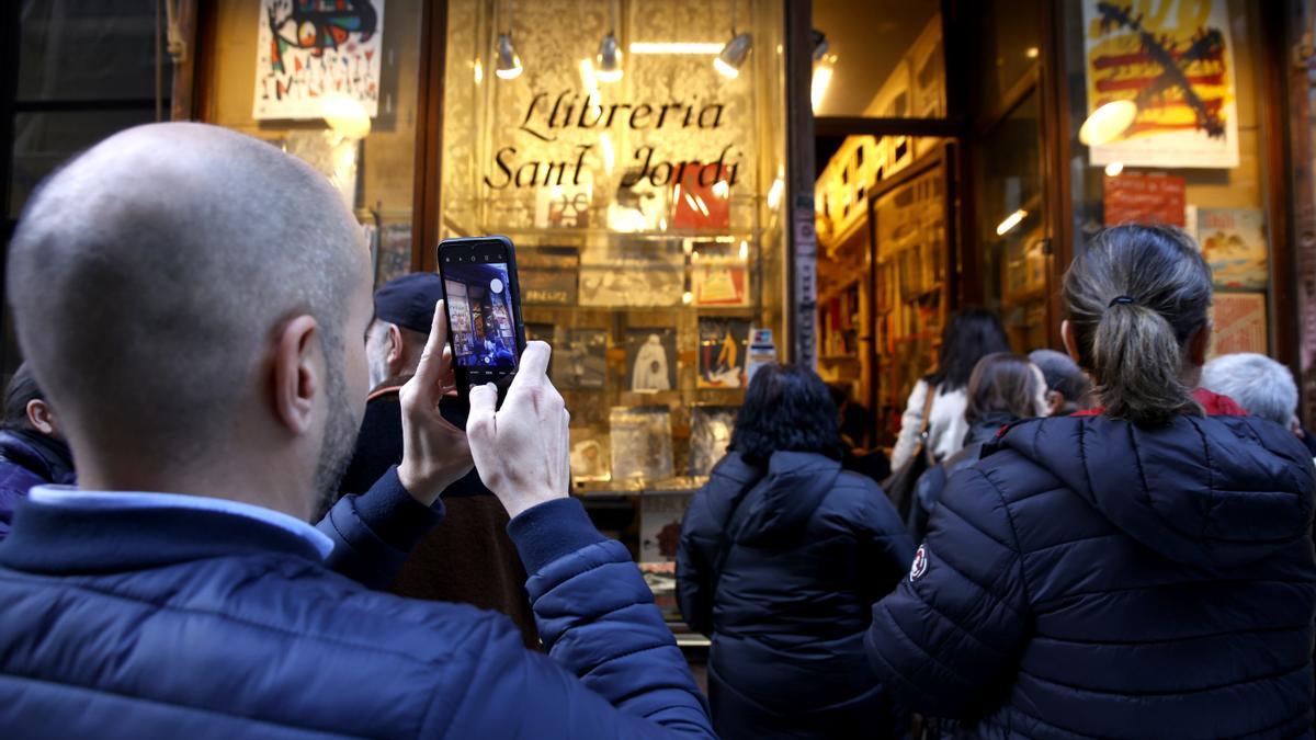 La icónica librería Sant Jordi se reinventa como «espacio cultural» para evitar el cerrar frente a la subida del alquiler