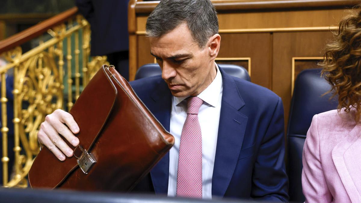 Feijóo pide elecciones por los mensajes filtrados y Sánchez lo acusa de líder «averiado»