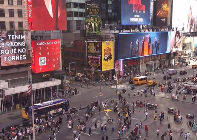 Un anuncio en Times Square de Nueva York pide a Mazón que no regrese a València por su gestión de la DANA