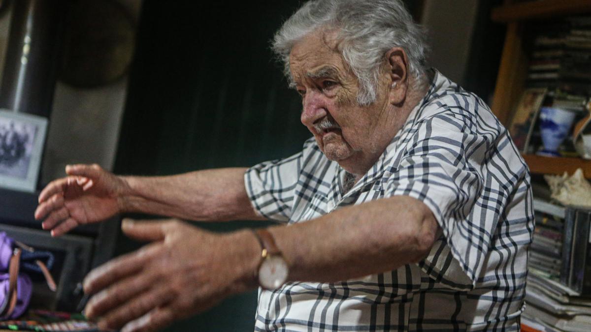 Pepe Mujica y la invasión de las cucarachas alienígenas