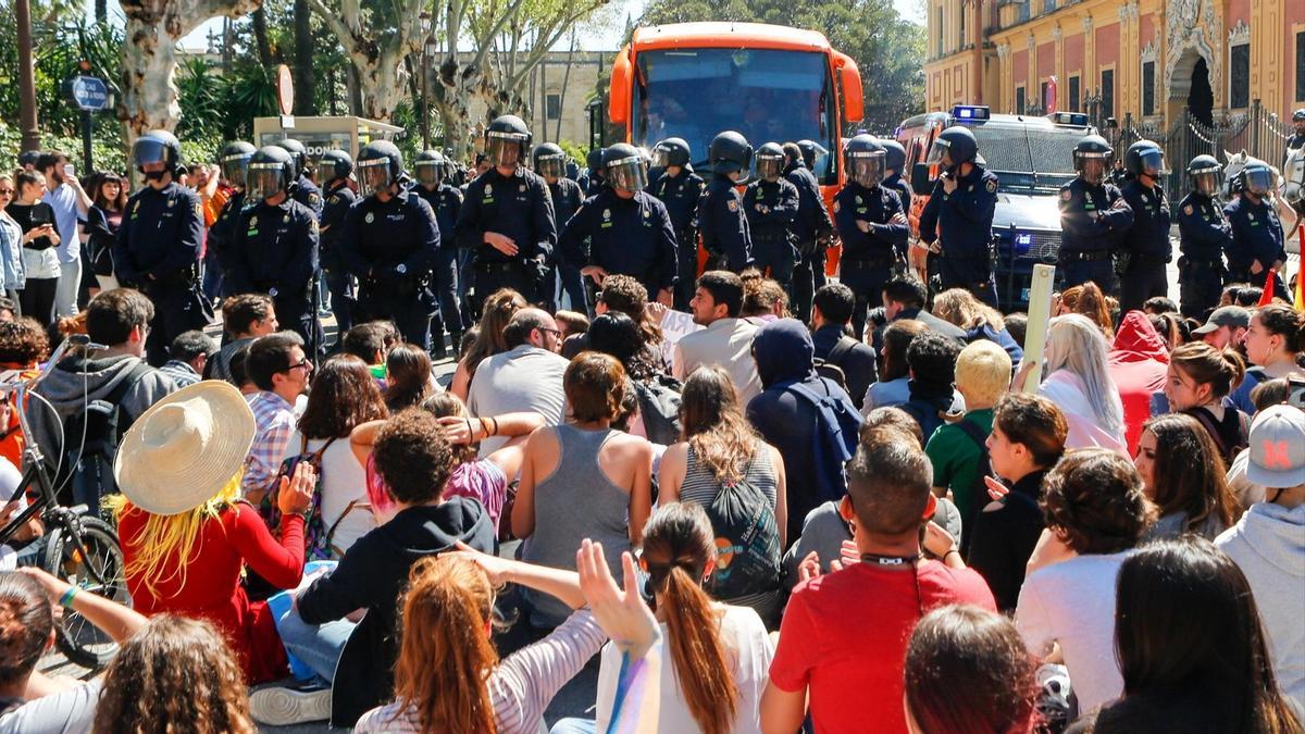 HazteOir sienta en la Audiencia de Sevilla a nueve jóvenes por presuntos delitos de odio al bloquear su autobús en 2017