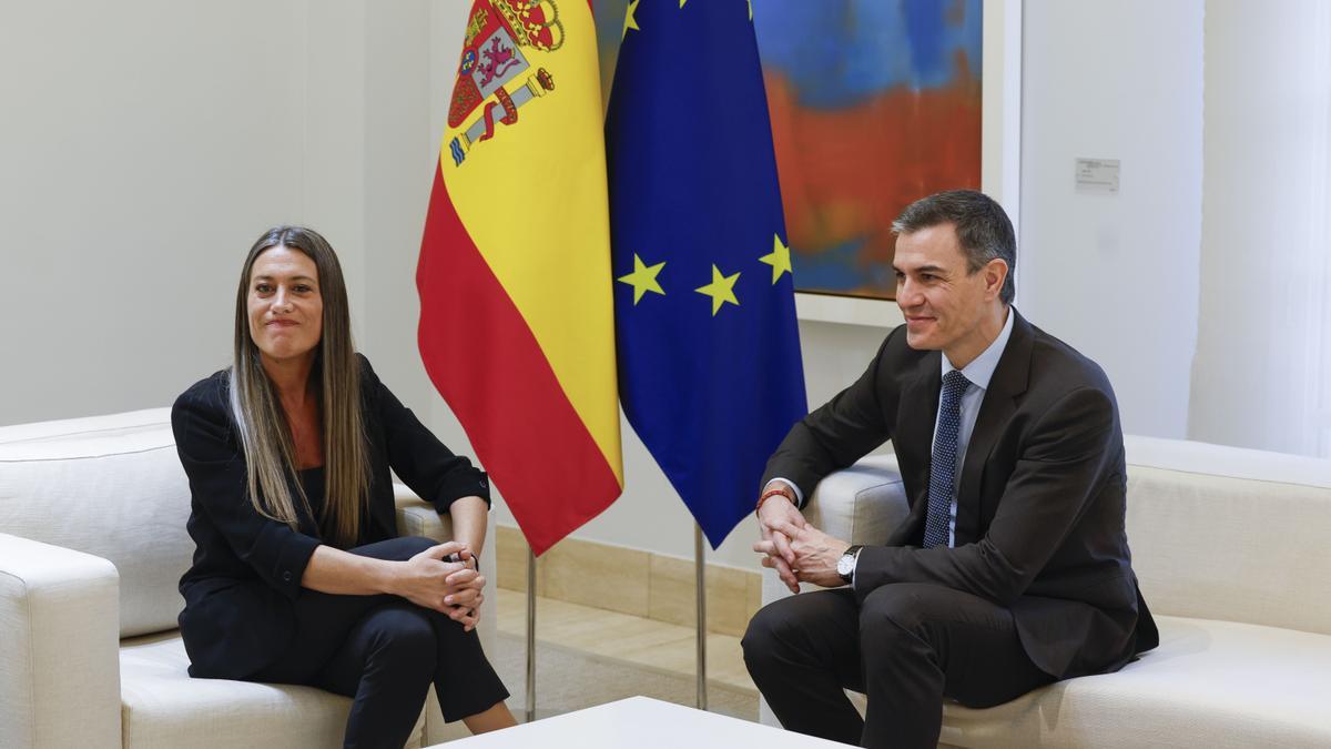 El Gobierno y el PP elevan la tensión en la UE por la oficialidad del catalán que Sánchez prometió a Junts