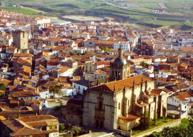 Esta ciudad extremeña es una de las más antiguas de España y sus murallas ocultan palacios, castillos y una catedral