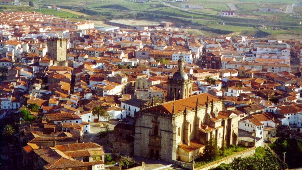 Esta ciudad extremeña es una de las más antiguas de España y sus murallas ocultan palacios, castillos y una catedral