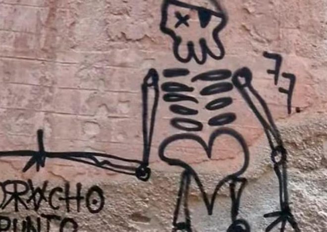 La Policía busca al responsable de vandalizar con pintadas la Puerta de los Siete Suelos de la Alhambra
