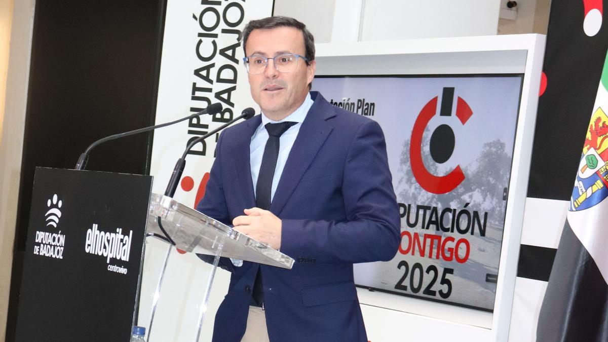 Gallardo dimite como presidente de la Diputación de Badajoz y ofrece al PP acabar con los aforamientos tras obtenerlo él