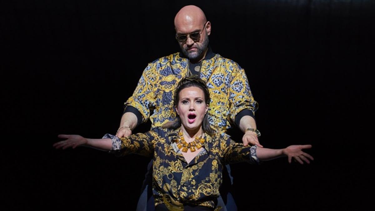 El ‘Julio César’ de Händel según Calixto Bieito: estética de Versace, ritmo de ‘Succession’ y violencia de Tarantino para una ópera barroca