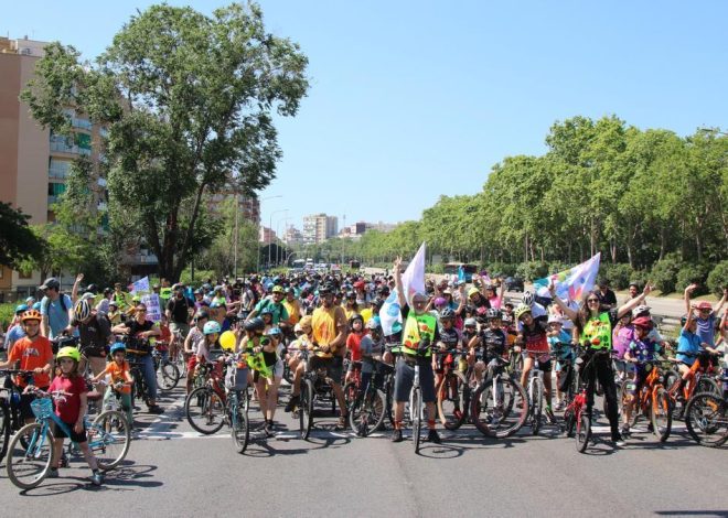 Más de 1.000 ciclistas toman Barcelona para reclamar calles más seguras para los niños