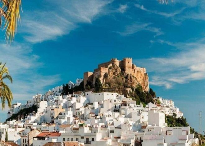 El bonito enclave encaramado a un peñón en el que puedes visitar un castillo nazarí y desconectar en sus inmensas playas