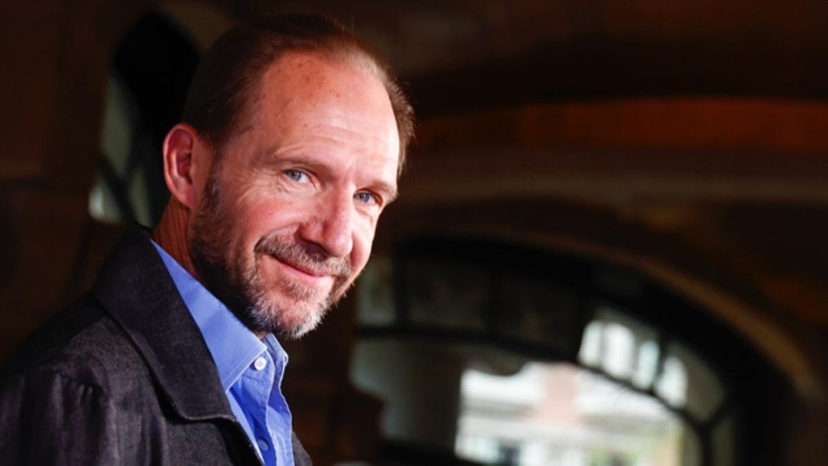 Ralph Fiennes, actor: «Cuando oigo estos días hablar del cónclave para elegir nuevo Papa, siento que yo ya he estado allí»