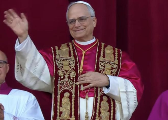VÍDEO | El primer discurso completo del Papa León XIV desde el balcón de San Pedro: «Juntos tenemos que ser una iglesia que construya puentes»