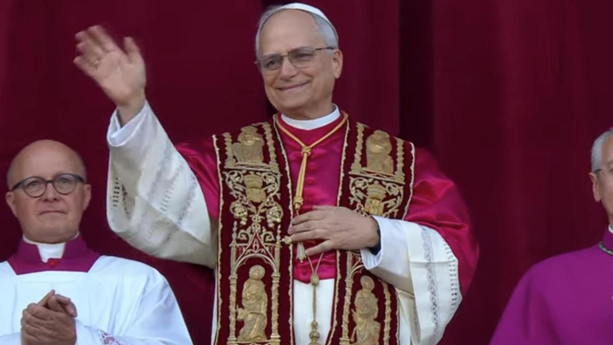 VÍDEO | El primer discurso completo del Papa León XIV desde el balcón de San Pedro: «Juntos tenemos que ser una iglesia que construya puentes»
