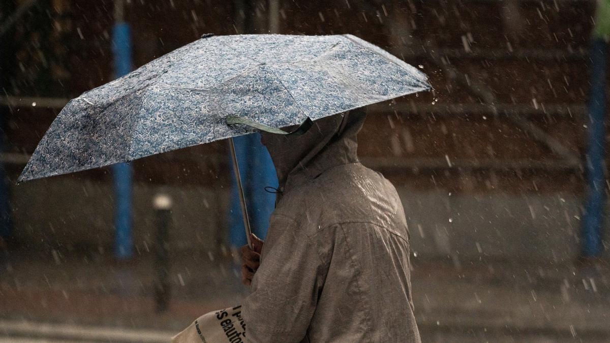 La lluvia y las tormentas aguan el Dos de Mayo en la Comunidad de Madrid, con aviso amarillo de la Aemet