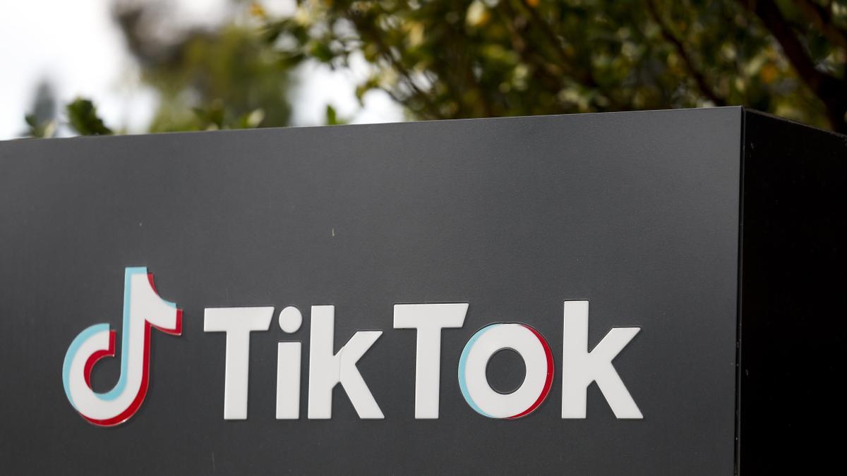 Una jueza de Barcelona imputa a cinco directivos de la empresa que modera los contenidos de Tiktok