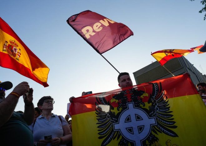 Banderas franquistas y brazos en alto en una manifestación semidesierta contra Sánchez en Moncloa