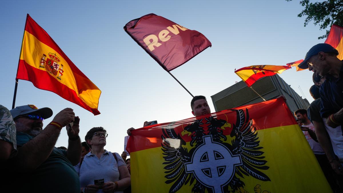 Banderas franquistas y brazos en alto en una manifestación semidesierta contra Sánchez en Moncloa