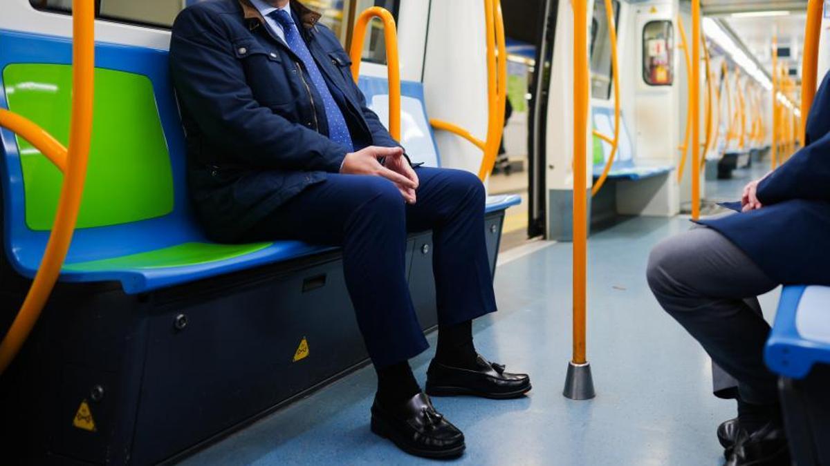 Las horas perdidas del Madrid obrero, que vive en el sur pero trabaja al norte: «El rico paga con dinero y los pobres, con tiempo»