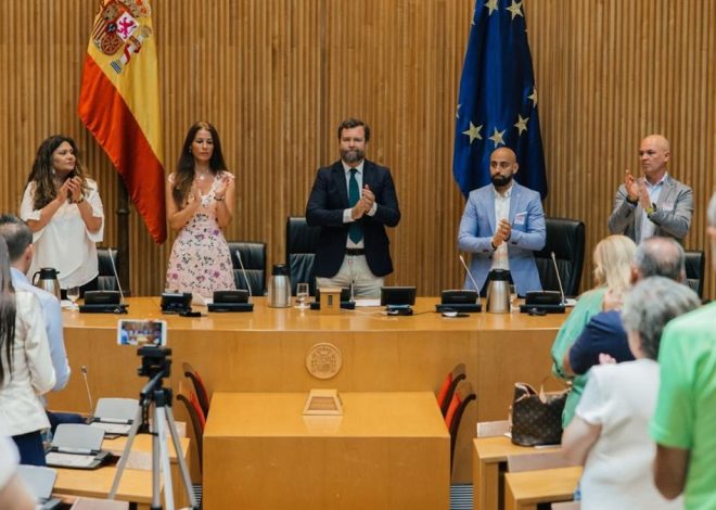 El PP de Ayuso permite a una entidad ‘satélite’ de Vox difundir su discurso homófobo y machista en la Asamblea durante una hora