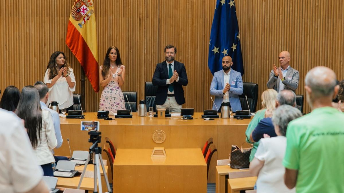 El PP de Ayuso permite a una entidad ‘satélite’ de Vox difundir su discurso homófobo y machista en la Asamblea durante una hora
