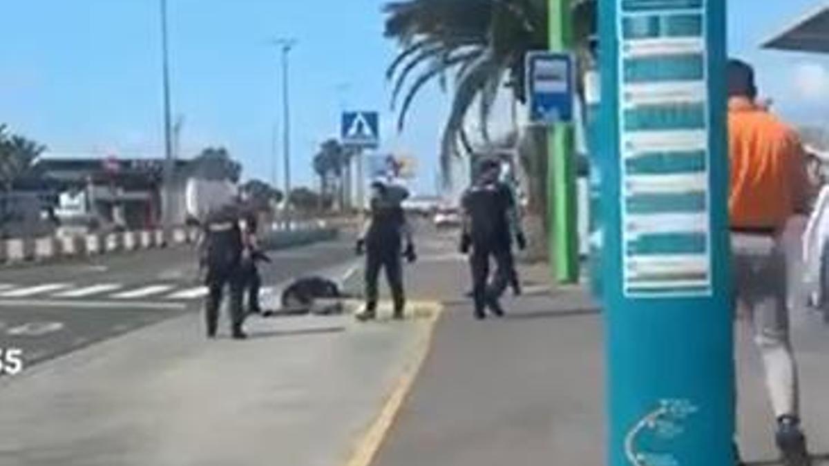 El hombre abatido en el aeropuerto de Gran Canaria recibió cinco disparos: “Aparentemente estaba fuera de sí”
