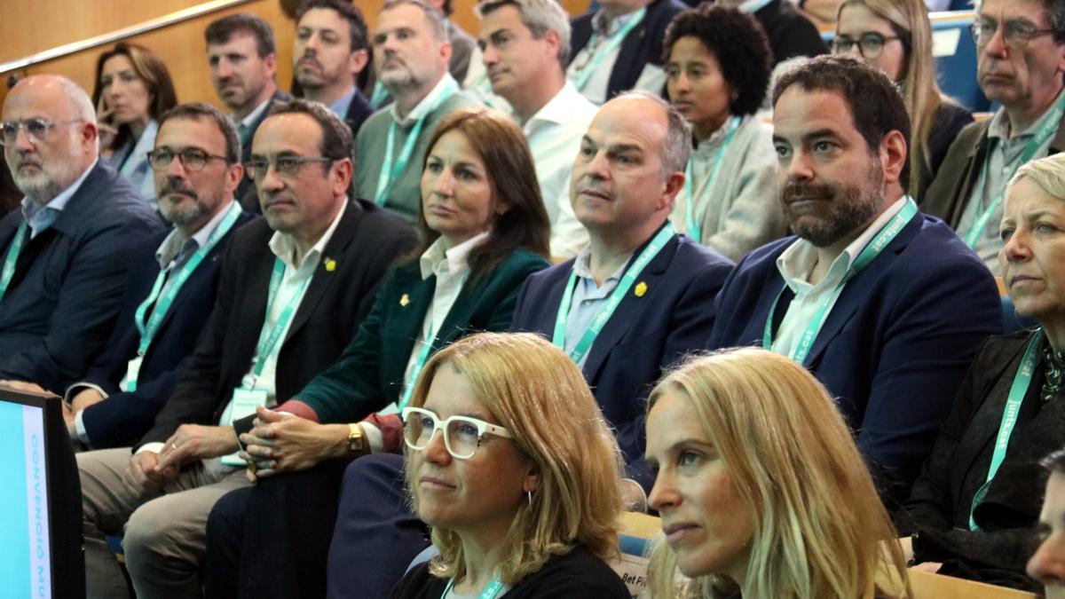 Los alcaldes de Junts empujan hacia la derecha para competir contra Aliança