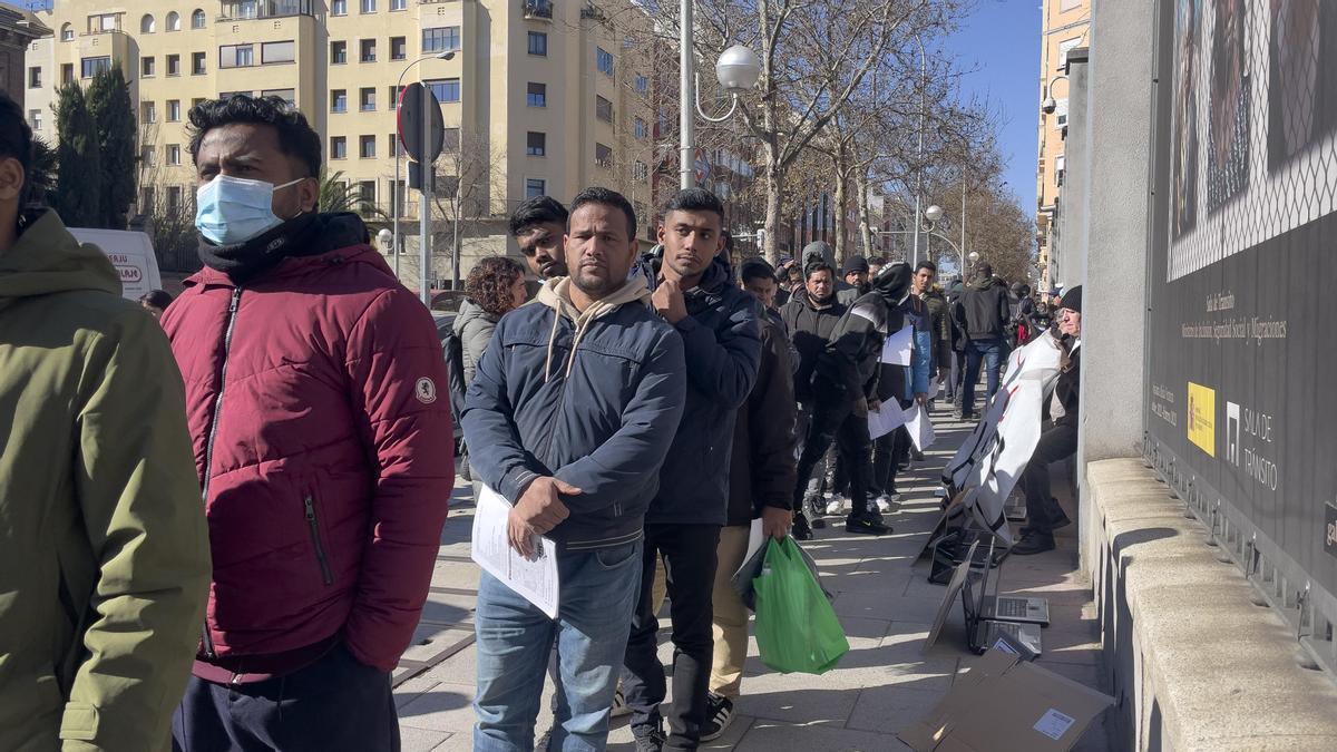 La venta ilegal de citas para extranjeros se dispara en Madrid: anuncios en Wallapop y trámites por hasta 400 euros