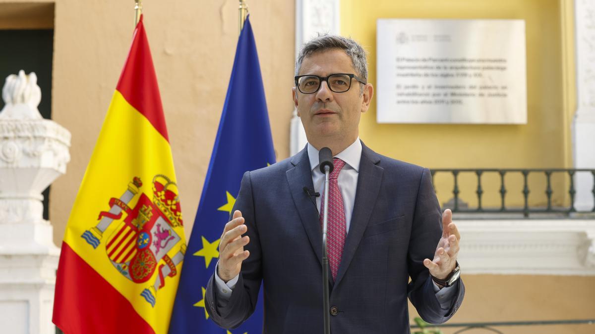 Reproches por «una sonrisa» y advertencias por «titubeos»: el tenso interrogatorio del juez Peinado al ministro Bolaños
