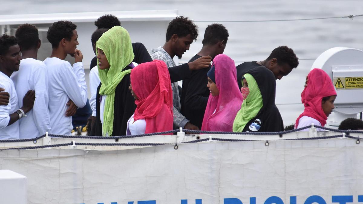 Mazón compra la agenda de Vox sobre migrantes: 100.000 euros para pruebas de edad y dos millones para repatriaciones