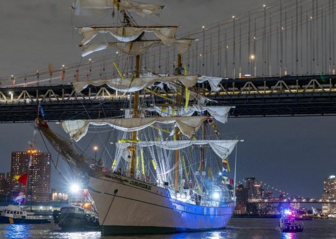 Fallecen dos personas tras la colisión de un buque mexicano con el puente de Brooklyn en Nueva York