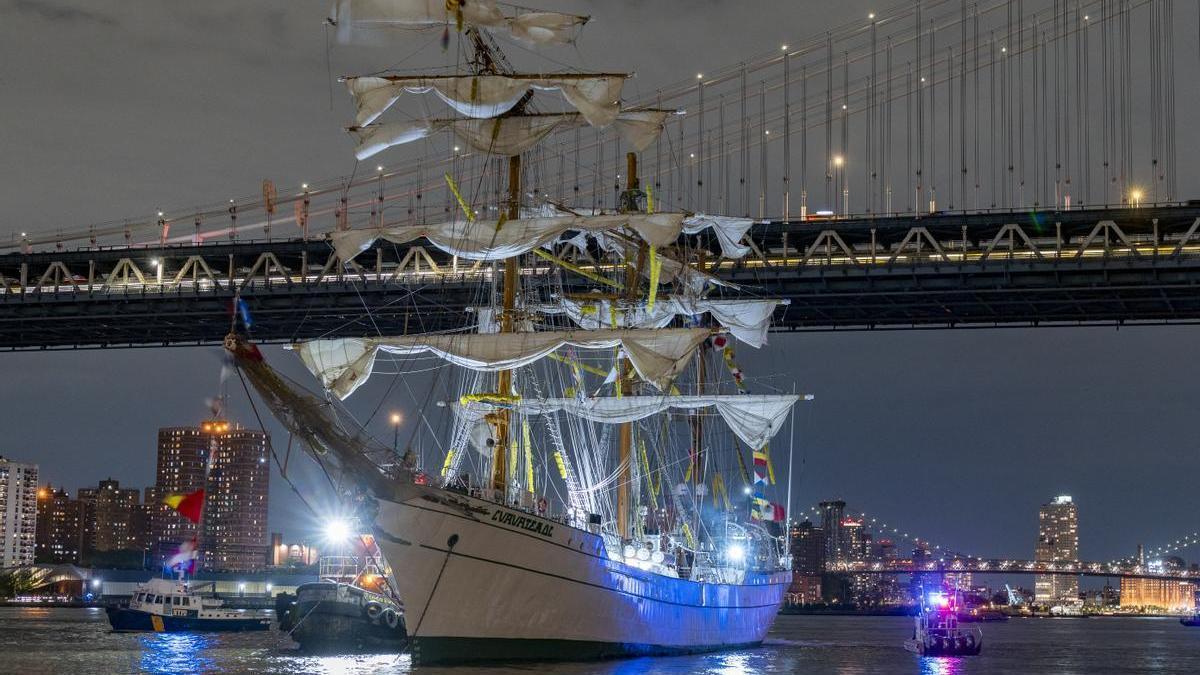 Fallecen dos personas tras la colisión de un buque mexicano con el puente de Brooklyn en Nueva York