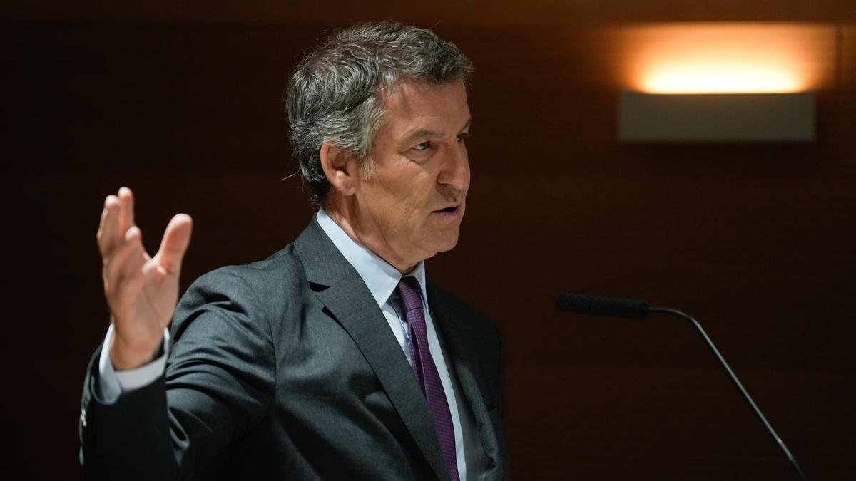 Feijóo se enmienda sobre las primarias: critica lo que él mismo hizo para aupar a Casado contra Sáenz de Santamaría