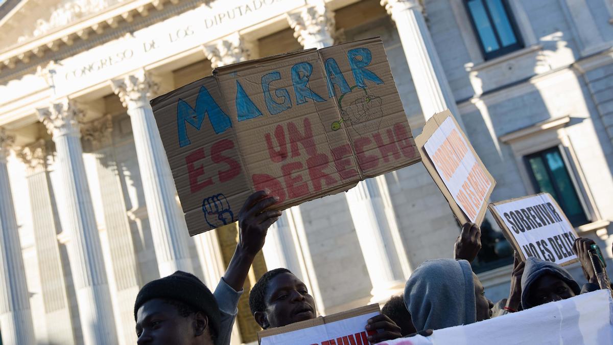 El Gobierno plantea una regularización de migrantes llegados antes del 2025 para corregir los efectos de su nuevo reglamento