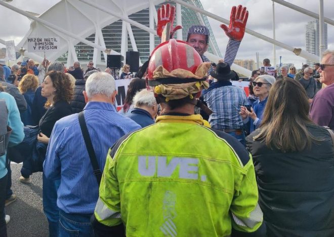 Sancionado un bombero forestal por ir de uniforme a la protesta de las víctimas de la DANA en el congreso del PP