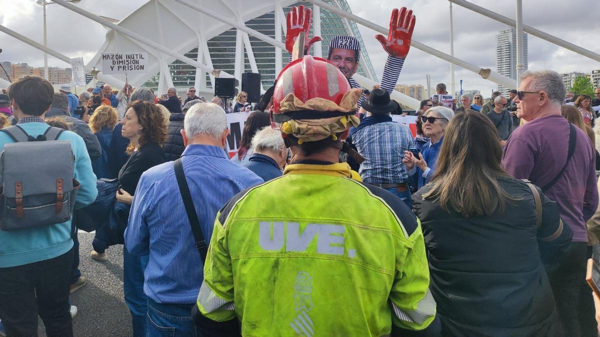 Sancionado un bombero forestal por ir de uniforme a la protesta de las víctimas de la DANA en el congreso del PP