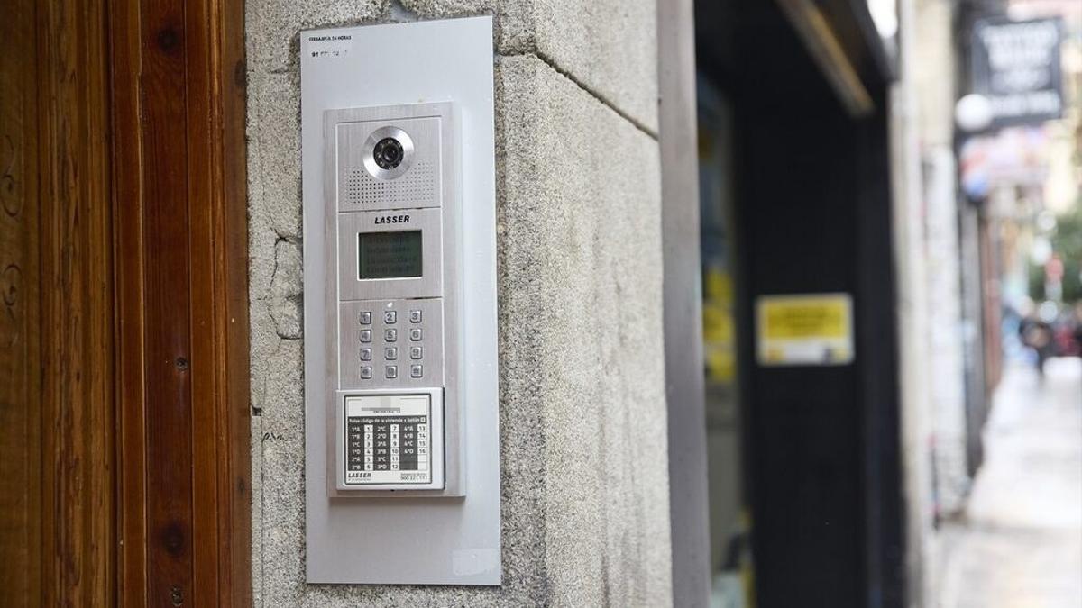 Protección de Datos sanciona a una comunidad por exponer durante meses el nombre de un vecino moroso en Málaga