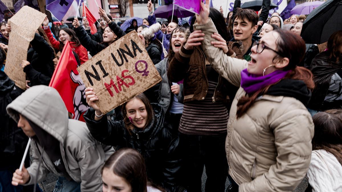 Expertas y víctimas señalan la violencia machista institucional: «Solo veo a mi hija unas horas y bajo vigilancia»