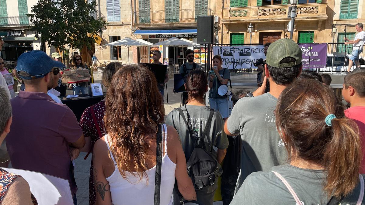 Unas 80 personas se concentran en Llucmajor para exigir el cierre de la ‘macrogranja de los horrores’