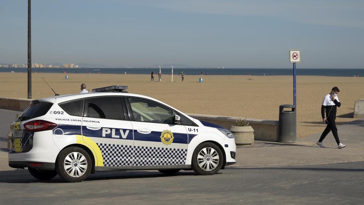 Detenidos cuatro hombres por agredir sexualmente en grupo a una mujer en la playa de la Malva-rosa