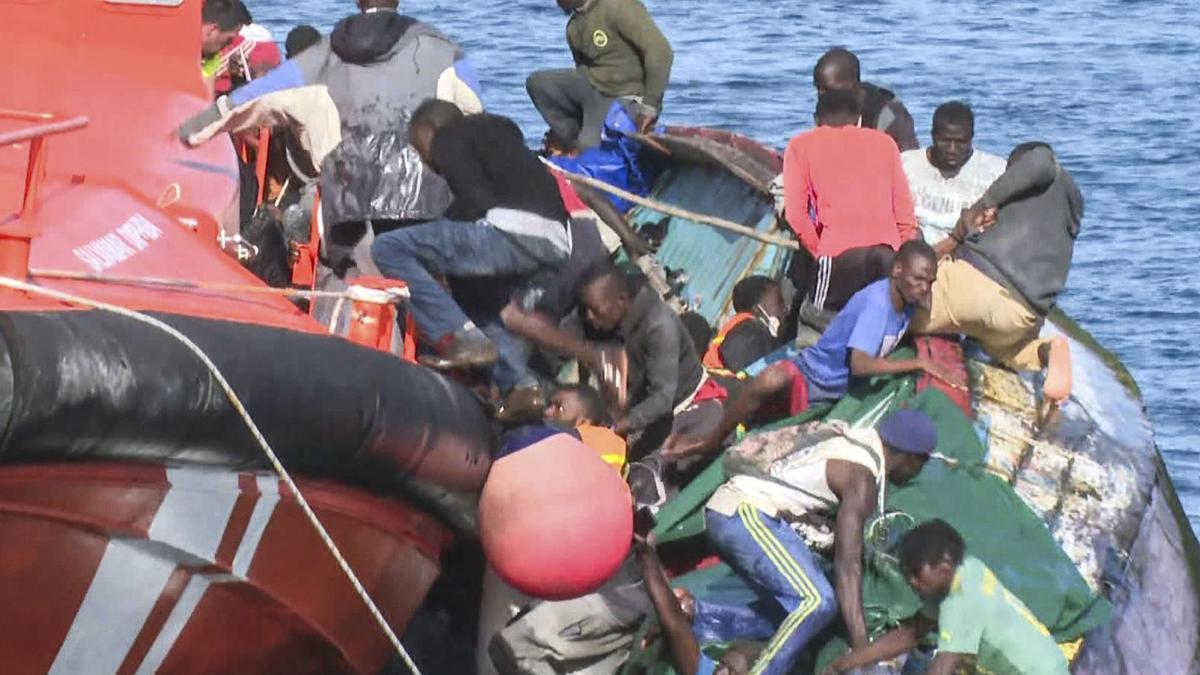 ¿Cómo pudo volcar el cayuco de El Hierro justo al lado del muelle?: los riesgos de las operaciones de rescate de migrantes